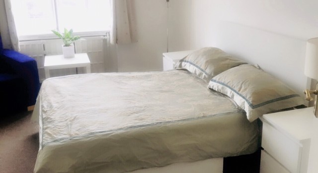 View: Large Double room available now in Brent Cross