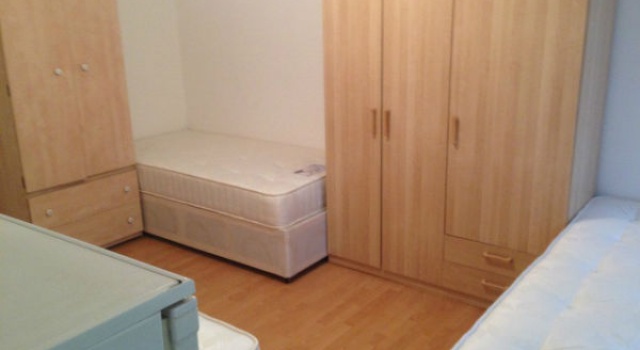 View: ROOMS in Zone 2 – Manor House station (Piccadilly line) from £90 per week