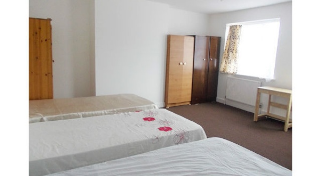 View: HUGE TRIPLE ROOM - Perfect for friends! - 5 minutes from the tube -London - Central Line